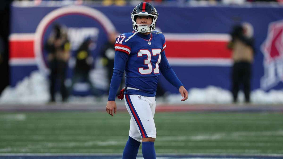 New York Giants place kicker Younghoe Koo (37) reacts after missing a field goal during the fourth quarter against the Washington Commanders at MetLife Stadium