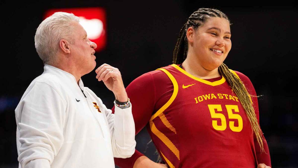 Iowa State's Audi Crooks talks with Iowa State head coach Bill Fennelly ahead of the second half against Drake on Nov. 20, 2025, at the Knapp Center in Des Moines.