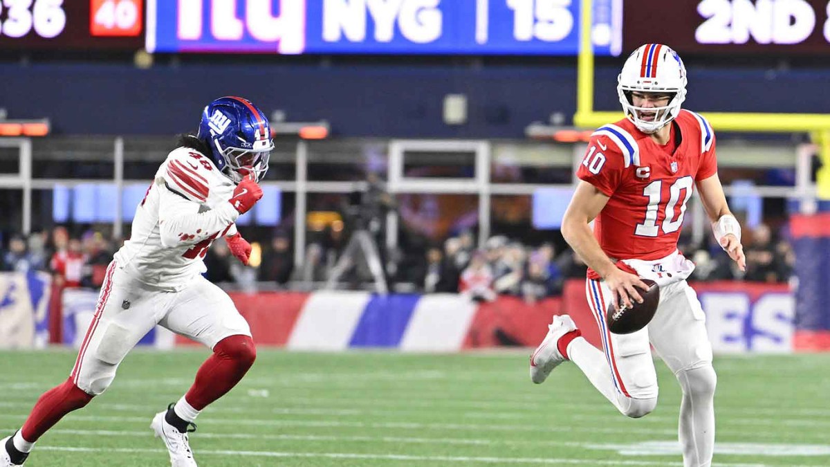 New England Patriots quarterback Drake Maye (10) runs the ball against New York Giants linebacker Zaire Barnes (46) during the fourth quarter at Gillette Stadium.