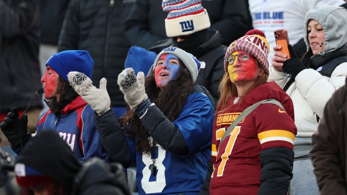 New York Giants fans react during the fourth quarter against the Washington Commanders at MetLife Stadium.