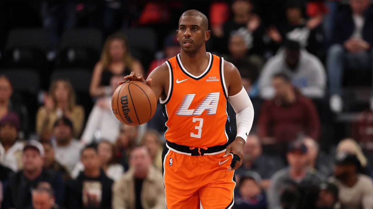Los Angeles Clippers guard Chris Paul (3) brings the ball up court during the first quarter against the Dallas Mavericks at Intuit Dome.