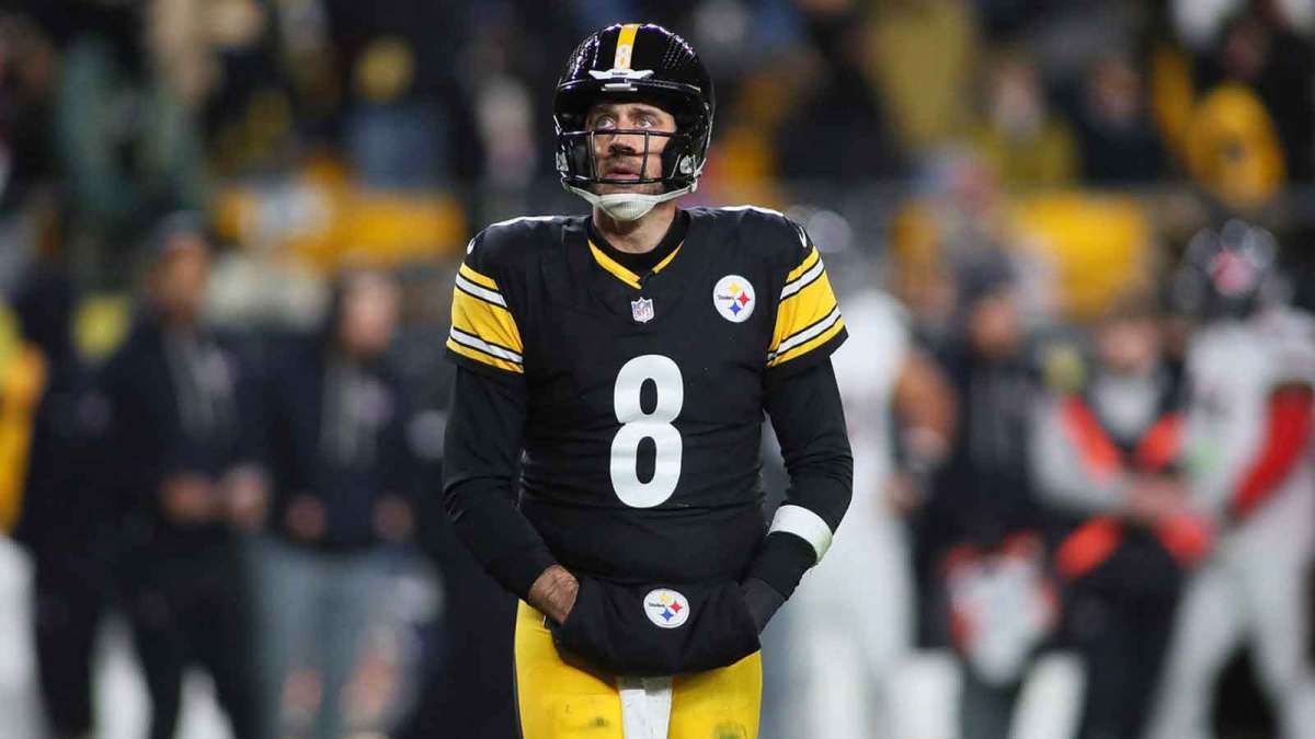 Pittsburgh Steelers quarterback Aaron Rodgers (8) looks on after being sacked during the first half of the NFL Wild Card game.
