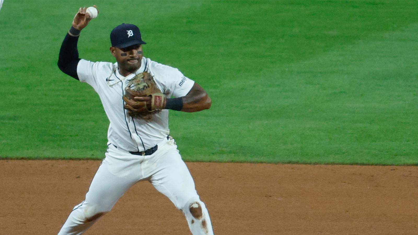 Dodgers agree to MLB contract with ex-Tigers infielder