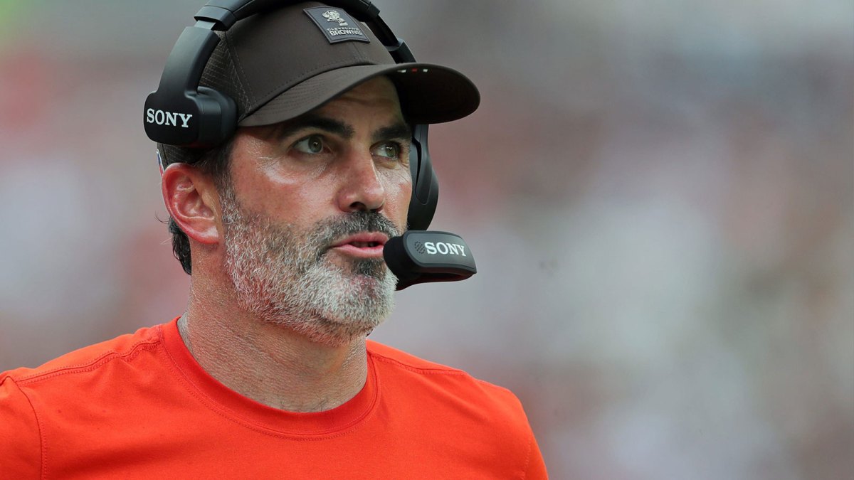 Download Image Add To Lightbox Headline: Syndication: Akron Beacon Journal Caption: Cleveland Browns coach Kevin Stefanski walks the sideline during a game against the Green Bay Packers on Sept. 21, 2025, in Cleveland.