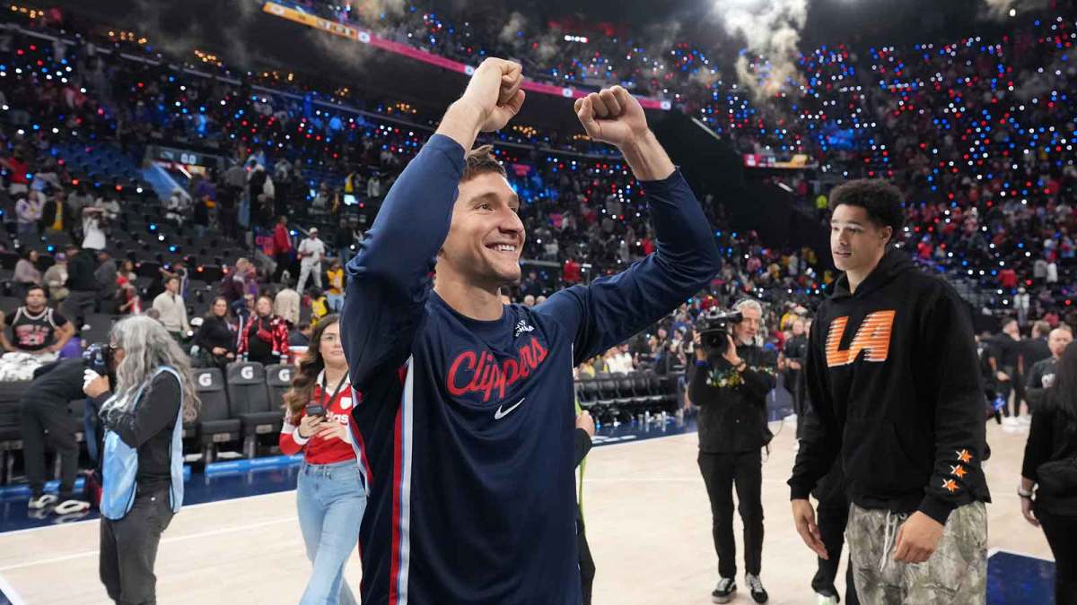 LA Clippers guard Bogdan Bogdanovic (10) celebrates at the end of the game against the Los Angeles Lakers at Intuit Dome.
