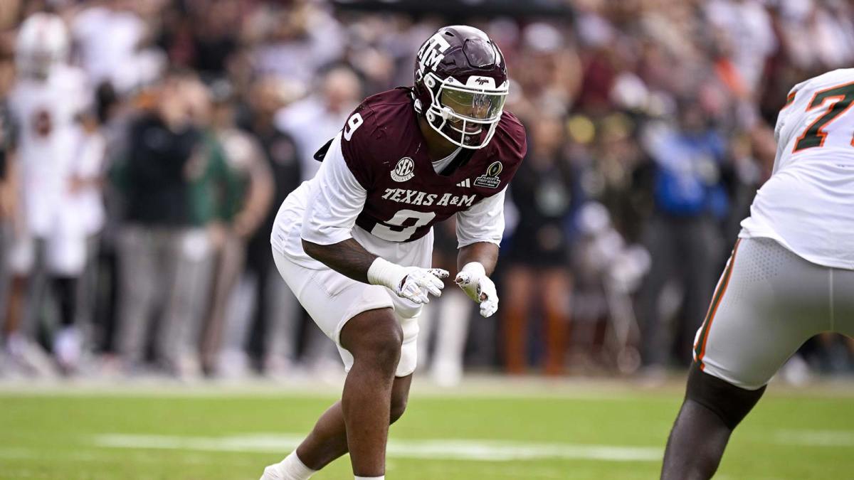 Texas A&M Aggies defensive end Cashius Howell (9) lines up during the game between the Aggies and the Hurricanes at Kyle Field.