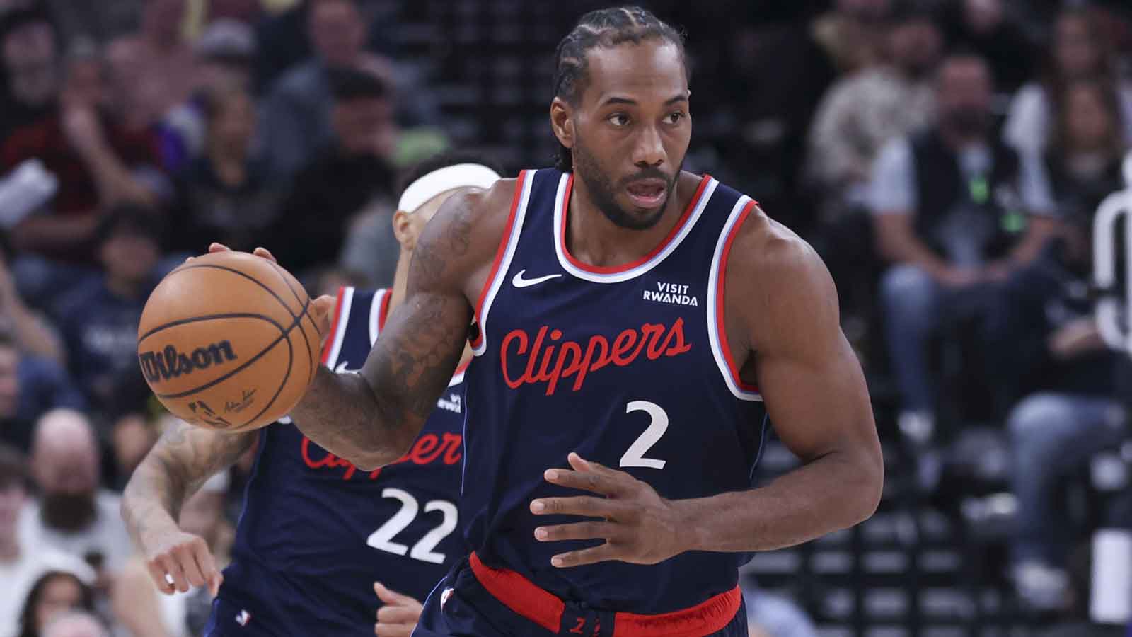 Clippers forward Kawhi Leonard (2) brings the ball up the court against the Utah Jazz during the second half at Delta Center