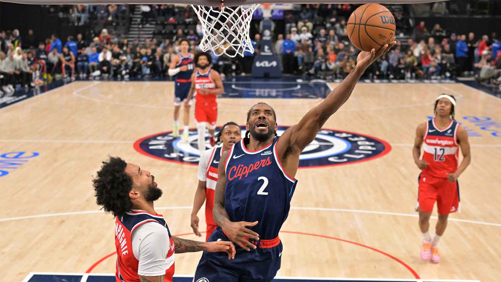 Los Angeles Clippers forward Kawhi Leonard (2) drives to the basket past Washington Wizards forward Justin Champagnie (9) in the first half at Intuit Dome.