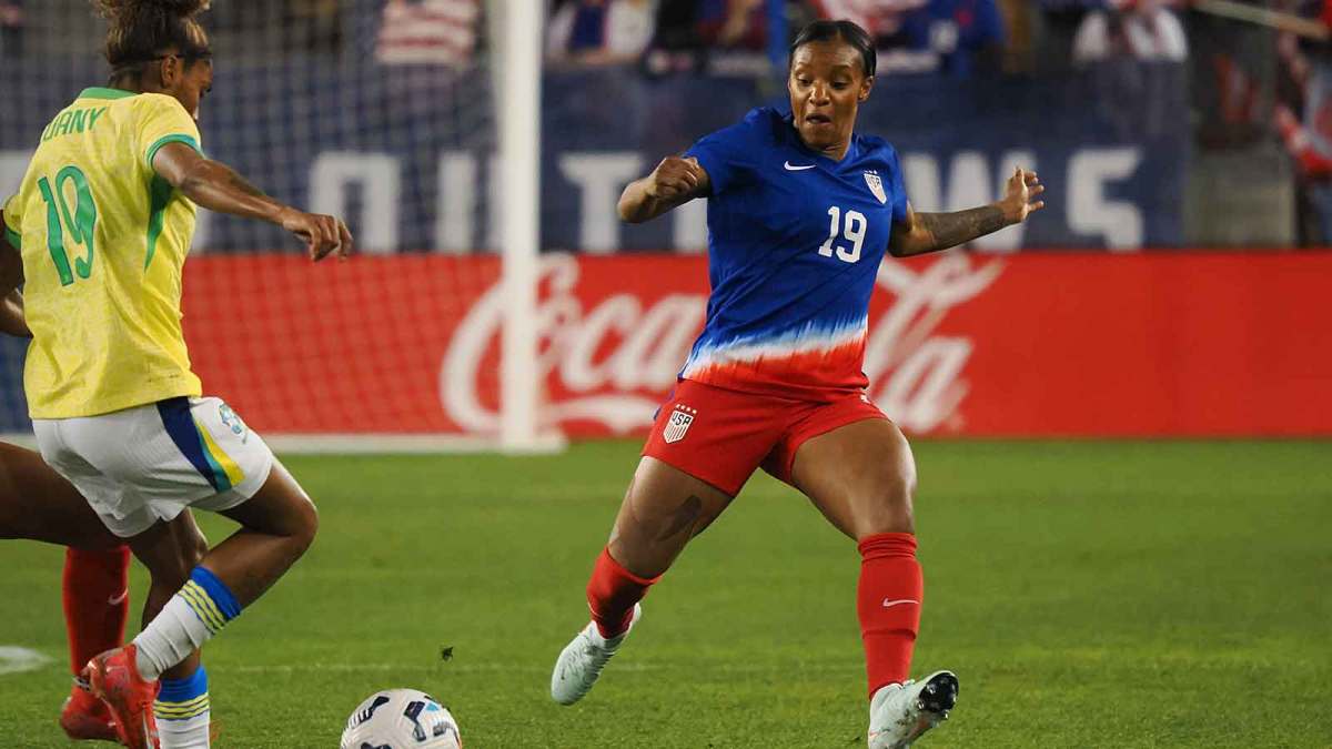 Brazil forward Luamy (19) and USWNT defender Crystal Dunn (19) extend for the ball during the second half at PayPal Park.