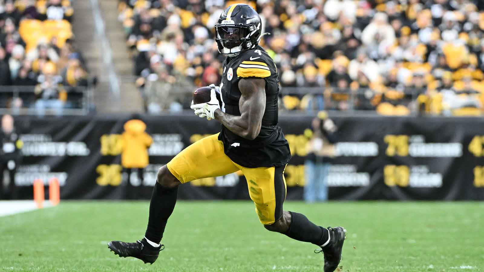Pittsburgh Steelers wide receiver DK Metcalf (4) runs with the ball after a catch against the Cincinnati Bengals during the second half at Acrisure Stadium.