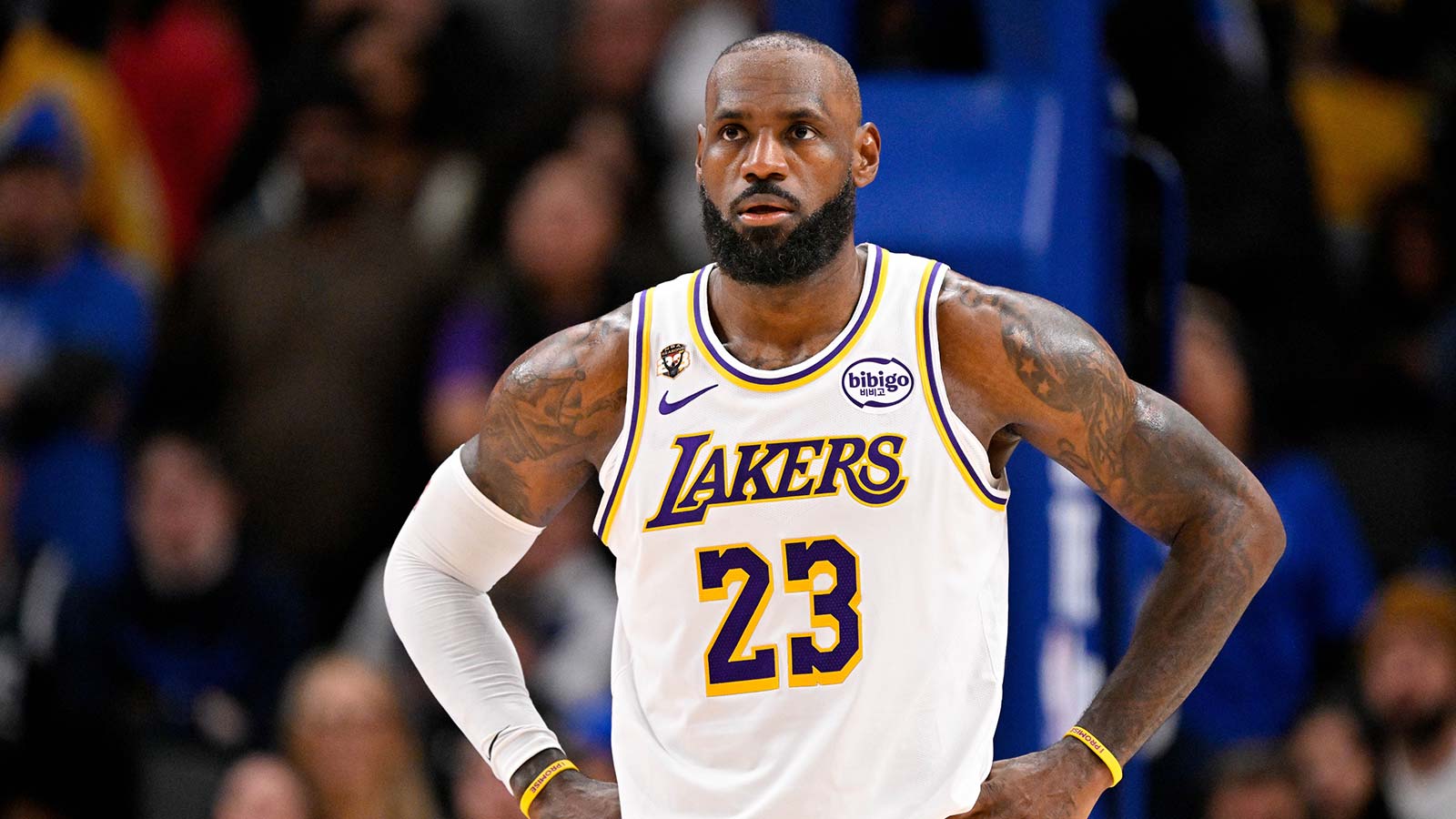 LeBron James’ epic dunk in Lakers-Bulls has fans losing it