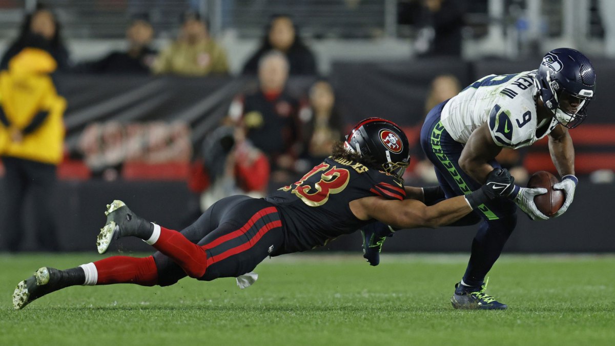 Seattle Seahawks running back Kenneth Walker III (9) rushes the ball against San Francisco 49ers linebacker Eric Kendricks (43) during the second half at Levi's Stadium.