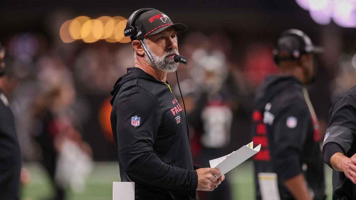 Atlanta Falcons defensive coordinator Jeff Ulbrich on the sideline against the New Orleans Saints in the first quarter at Mercedes-Benz Stadium.