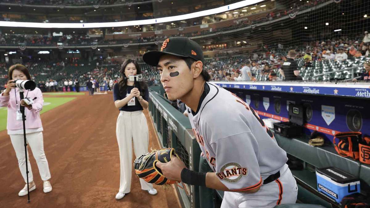 Youngmi Lee with the Sunday Weekly Times photographs San Francisco Giants center fielder Jung Ho Lee (51) as he enters the field before playing against the Houston Astros at Daikin Park.