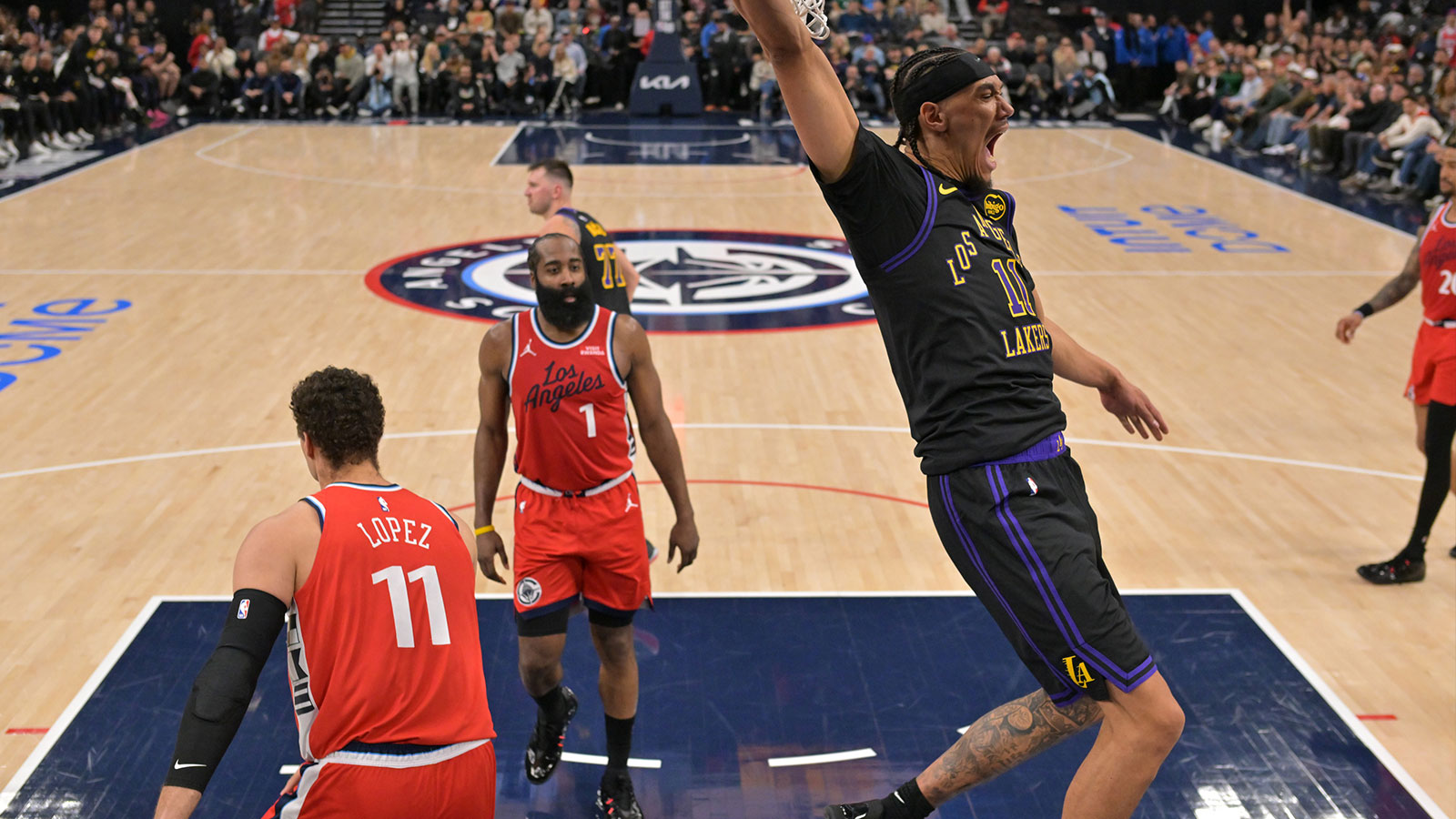 Lakers’ Jaxson Hayes was prepared for disaster on wild Eastbay dunk vs. Bulls