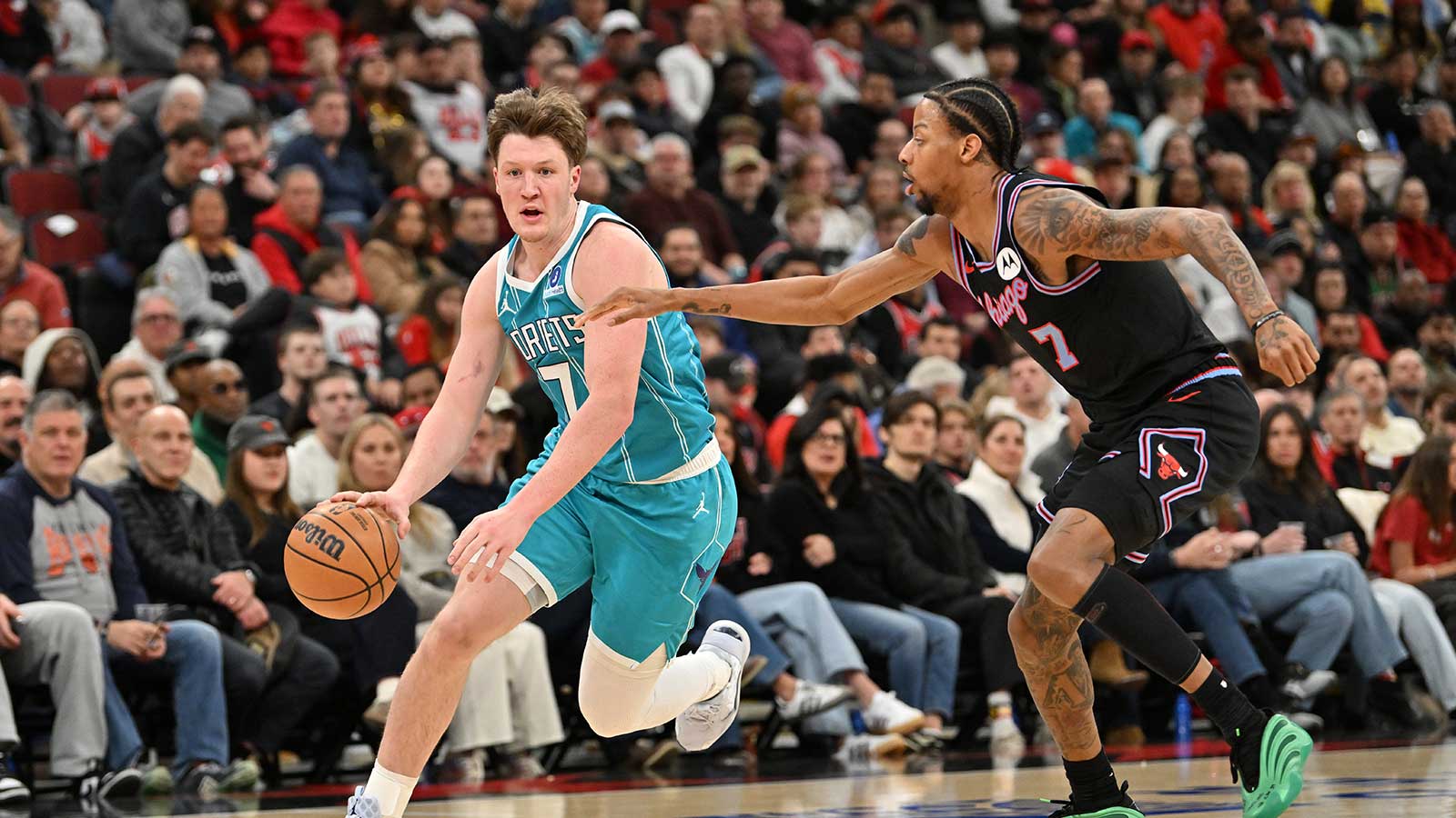 Charlotte Hornets guard Kon Knueppel (7) drives the ball against Chicago Bulls forward Dalen Terry (7) during the first half at United Center. 