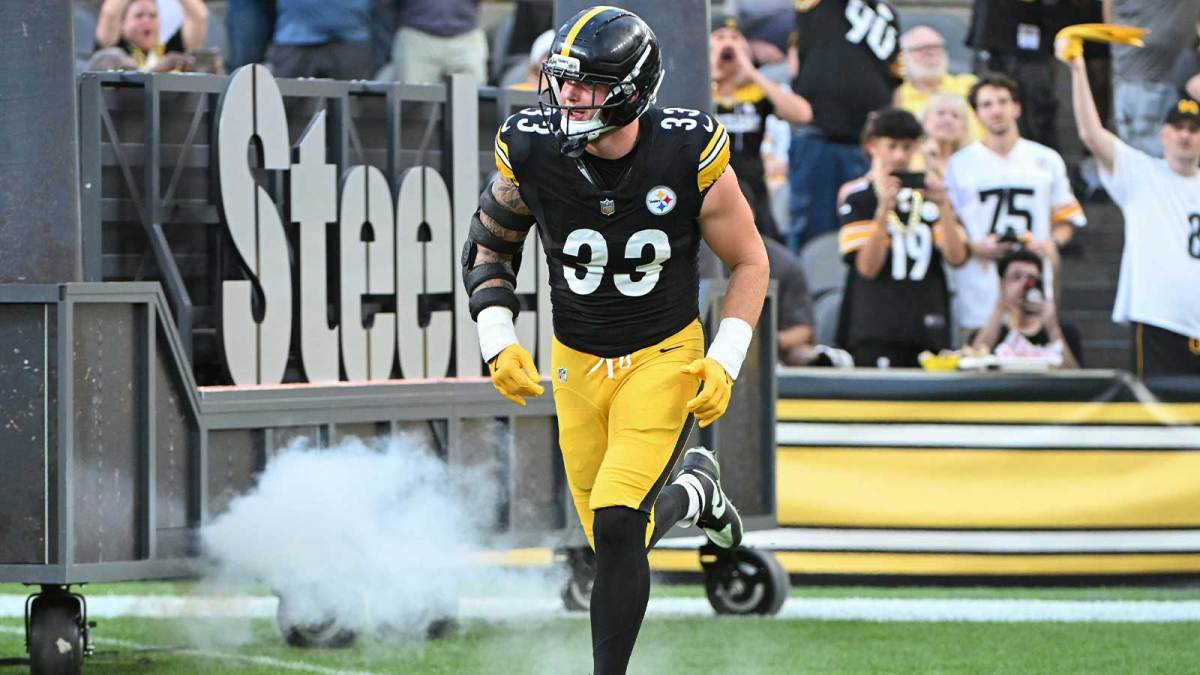 Pittsburgh Steelers linebacker Jack Sawyer (33) takes the field for a game against the Tampa Bay Buccaneers at Acrisure Stadium.