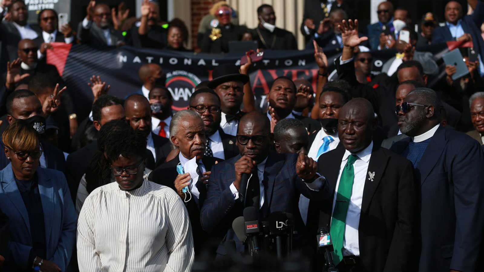 Jamal Bryant, Karri Bryant dress fiasco causes weird moment at New Birth