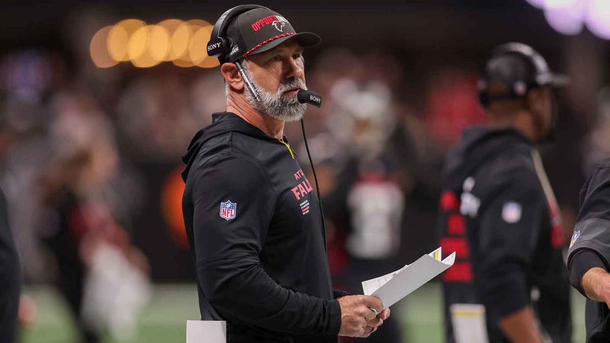 Atlanta Falcons defensive coordinator Jeff Ulbrich on the sideline against the New Orleans Saints in the first quarter at Mercedes-Benz Stadium.