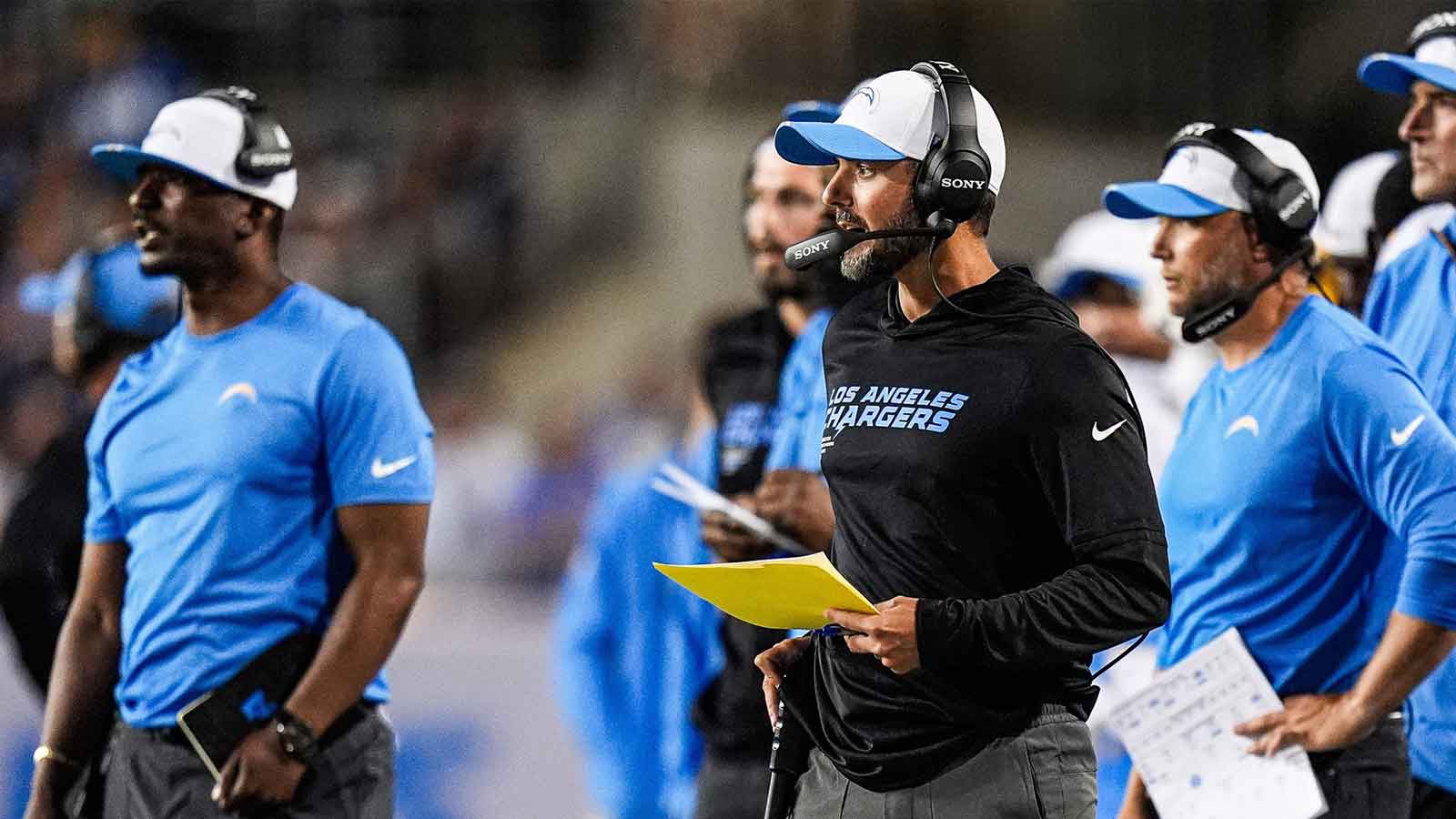 2025 年 7 月 31 日星期四，洛杉矶闪电队防守协调员杰西·明特（中右）在俄亥俄州坎顿汤姆·本森名人堂体育场观看名人堂比赛上半场对阵底特律雄狮队的比赛。