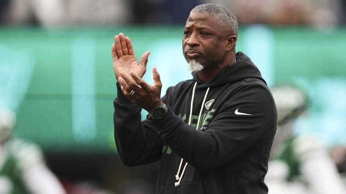 New York Jets head coach Aaron Glenn on the field prior to the game against the New England Patriots at MetLife Stadium.