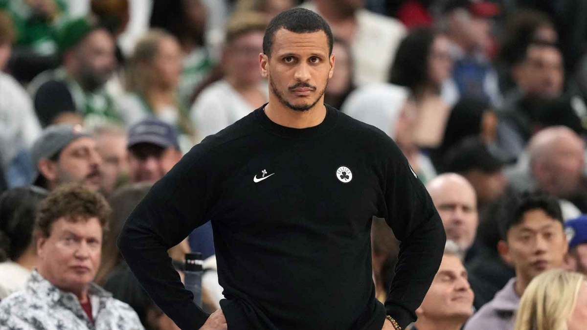 Boston Celtics head coach Joe Mazzulla reacts against the LA Clippers in the second half at Intuit Dome.