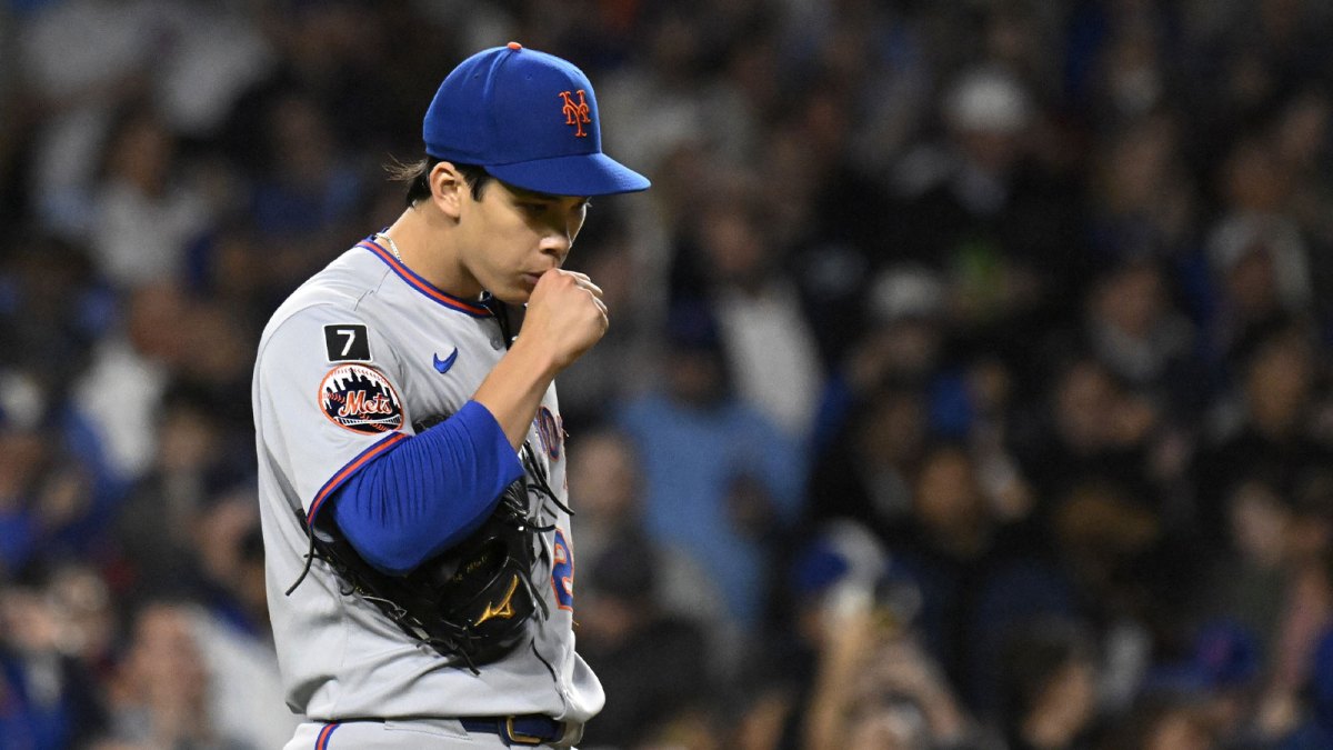 New York Mets pitcher Jonah Tong (21) reacts during the third inning against the Chicago Cubs at Wrigley Field.