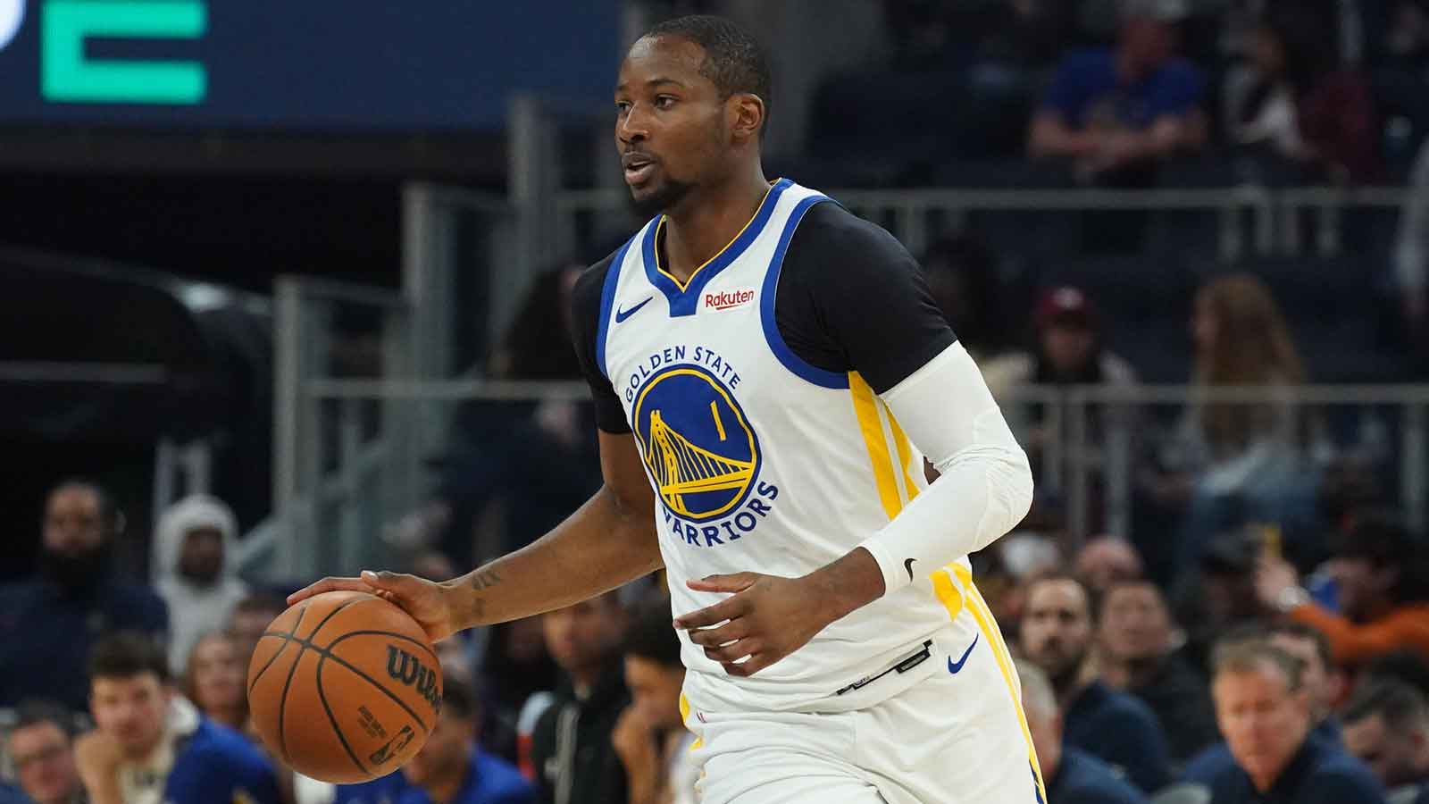 Golden State Warriors forward Jonathan Kuminga (1) looks to pass against the Toronto Raptors in the second quarter at Chase Center.