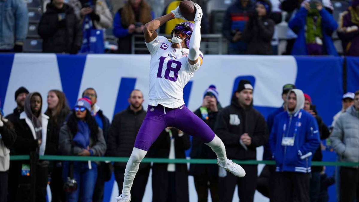 Minnesota Vikings wide receiver Justin Jefferson (18) catches the ball while warming up before a game against the New York Giants at MetLife Stadium, Dec 21, 2025, East Rutherford, NJ, USA