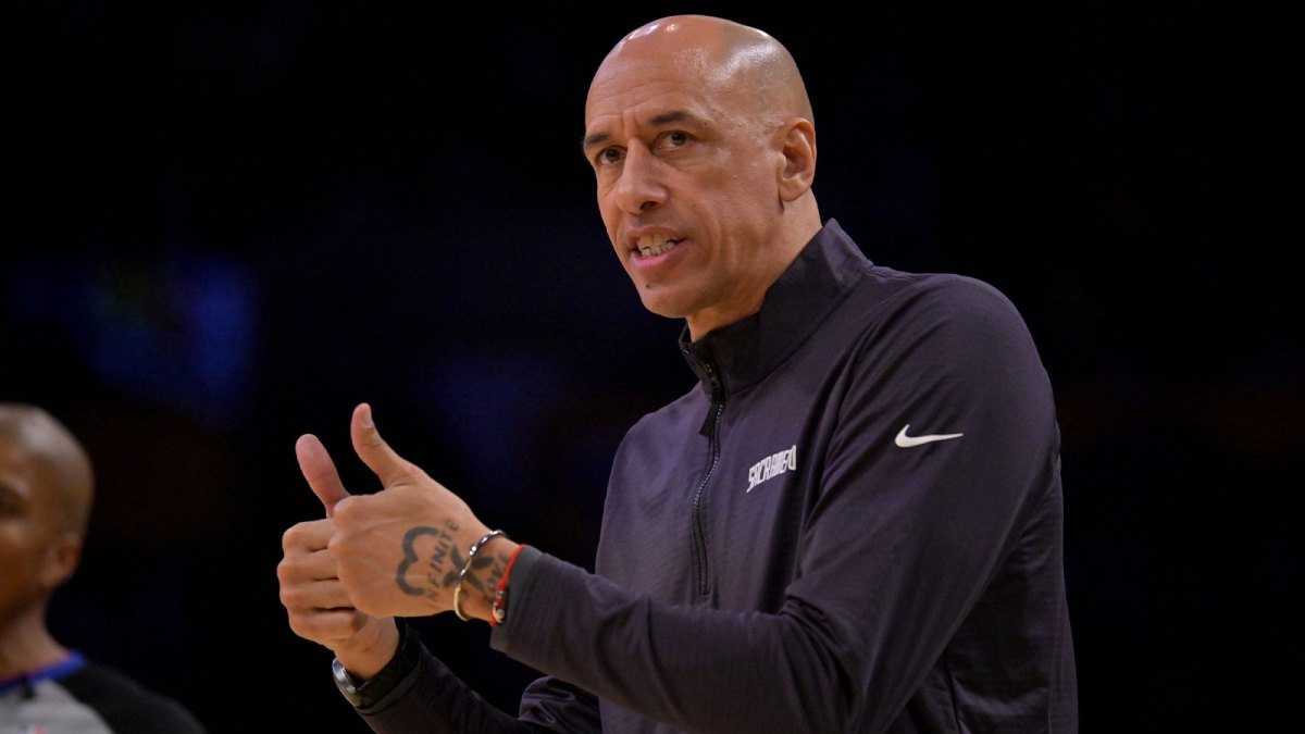 Kings head coach Doug Christie on the sidelines