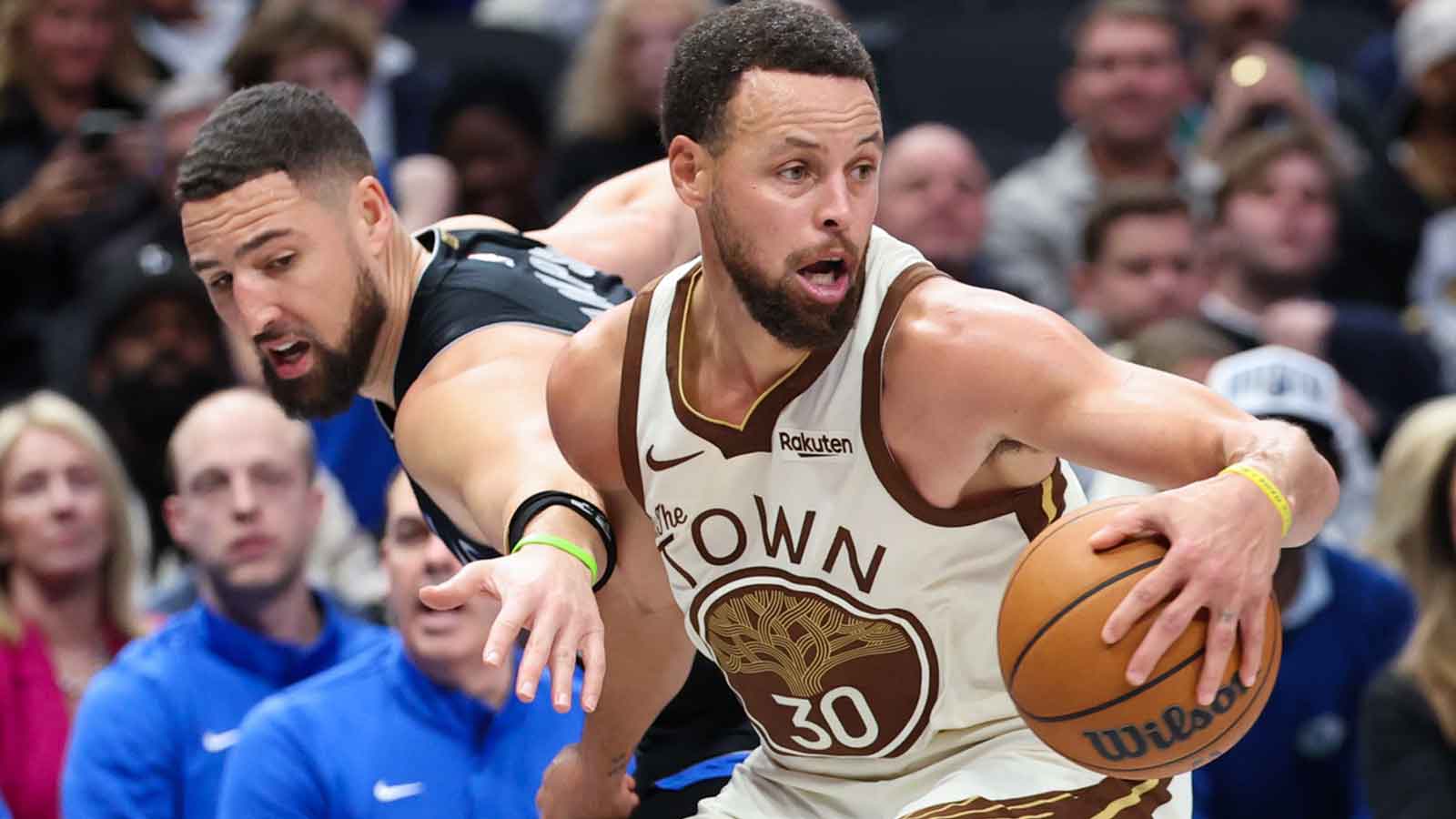Klay Thompson shares moment with Stephen Curry, Draymond Green after Warriors-Mavericks game