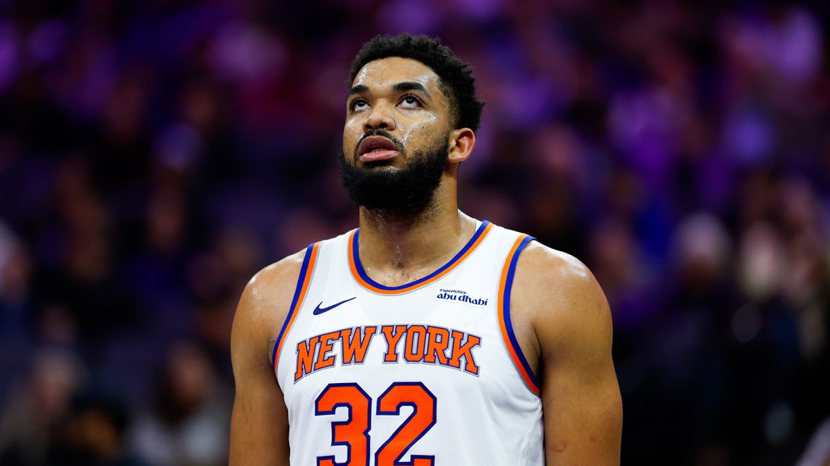 Knicks center Karl-Anthony Towns (32) looks up during the third quarter against the Sacramento Kings at Golden 1 Center