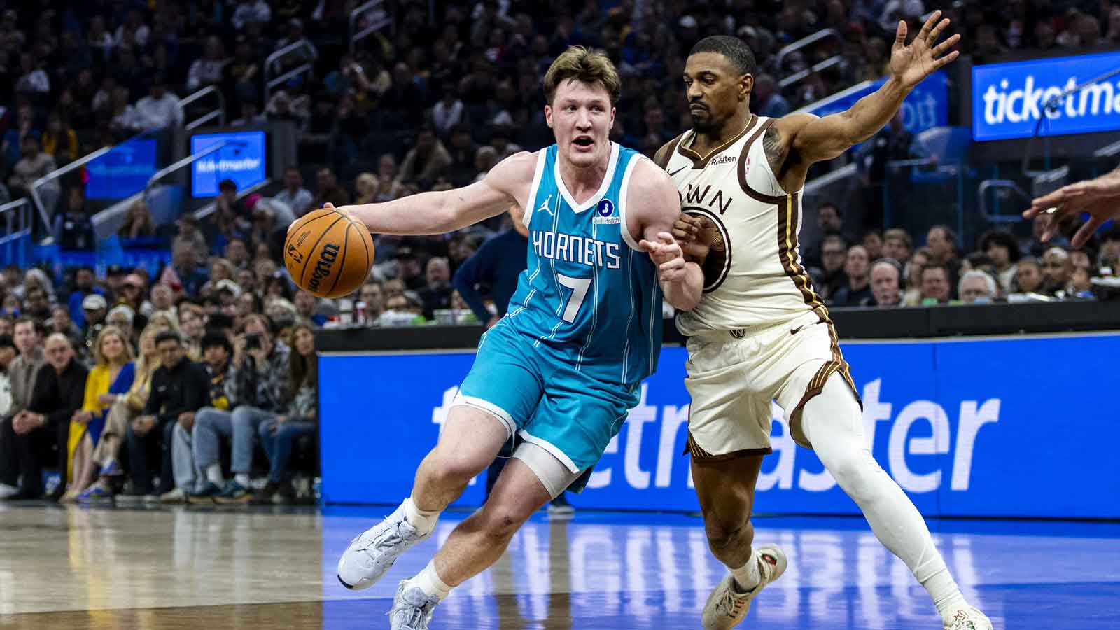 Golden State Warriors guard De'anthony Melton (8) guards Charlotte Hornets guard Kon Knueppel (7) during the third quarter at Chase Center. 
