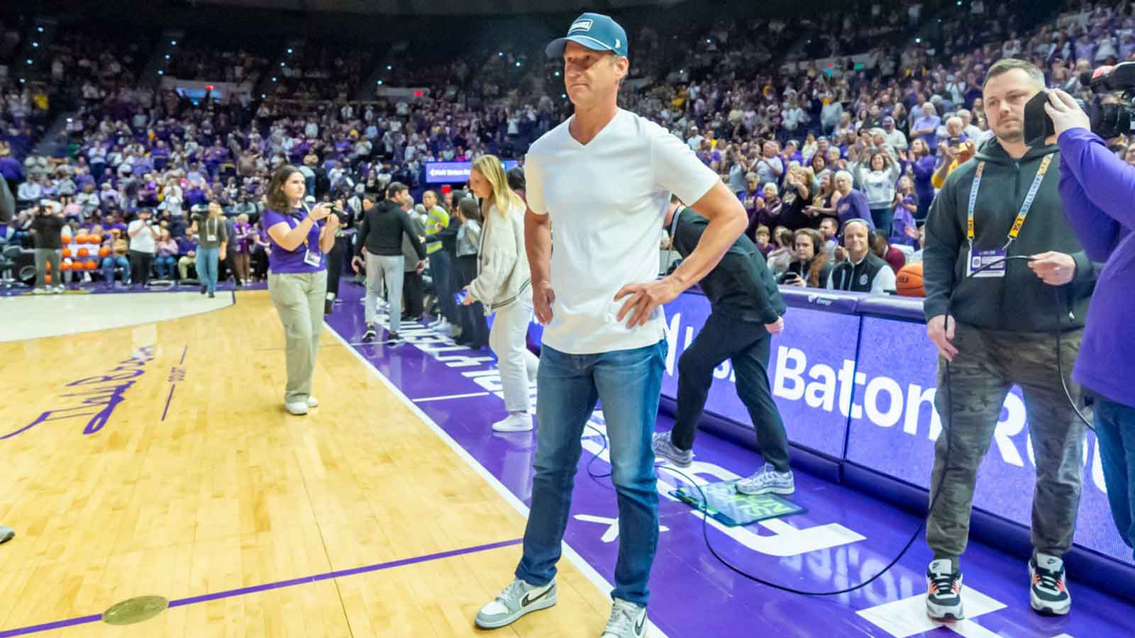 Fans go wild after LSU football’s Lake Kiffin makes entrance with Kim Mulkey