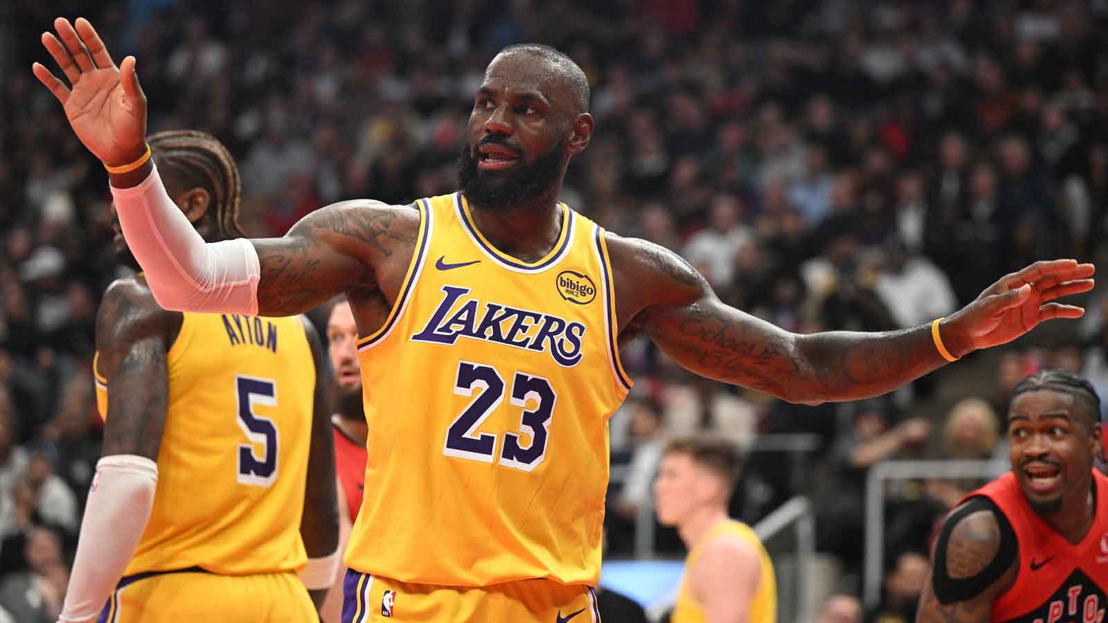 Lakers’ LeBron James stuns crowd with monster block on Raptors’ Ochai Agbaji
