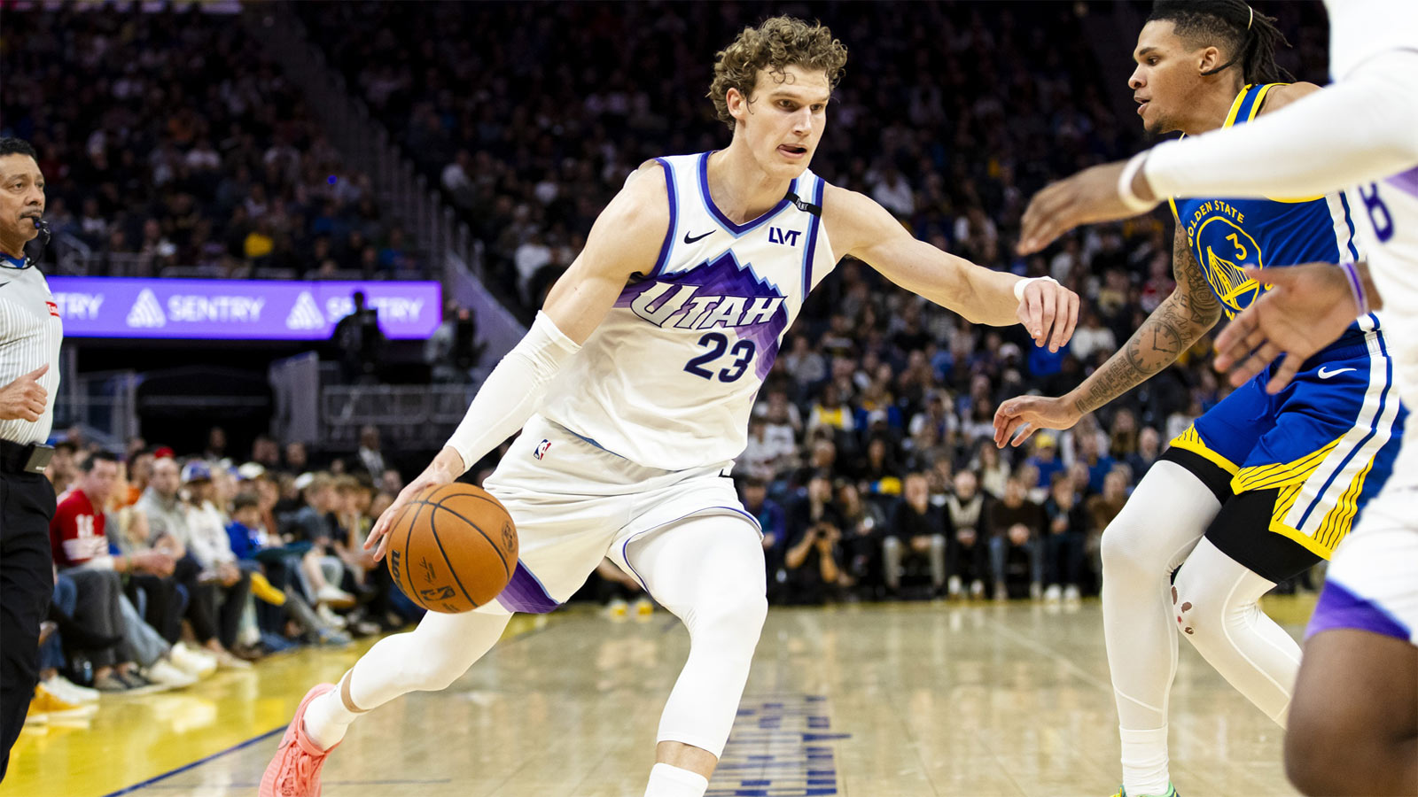 Utah Jazz forward Lauri Markkanen (23) drives to the basket against the Golden State Warriors during the third quarter at Chase Center.