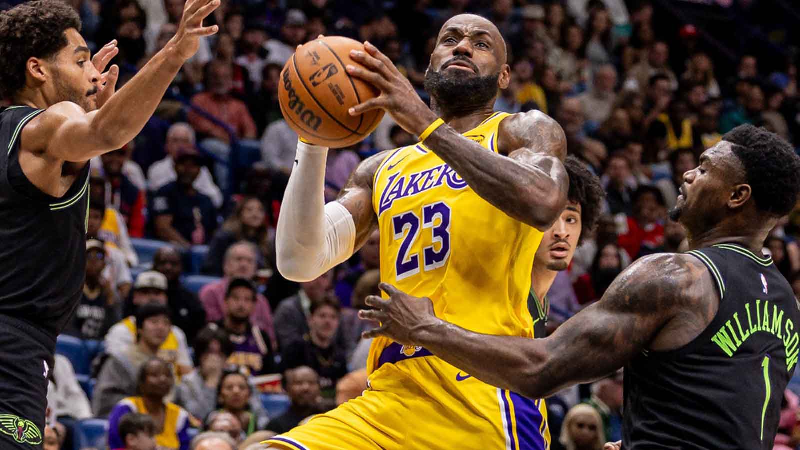 Lakers’ LeBron James defies aging with incredible windmill slam