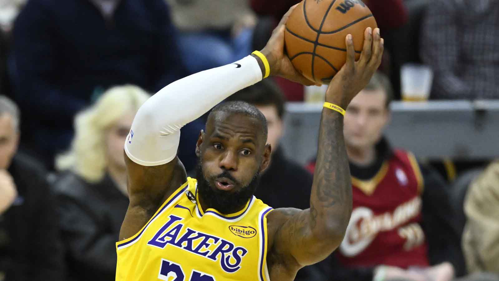 Lakers star LeBron James completes alley-oop with thunderous slam