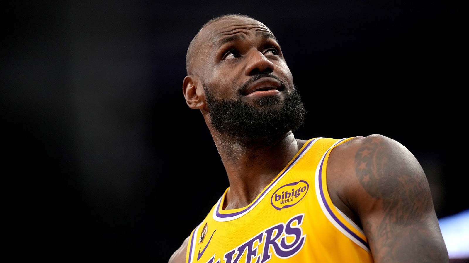 Lakers’ LeBron James takes flight for monster slam vs. Hawks