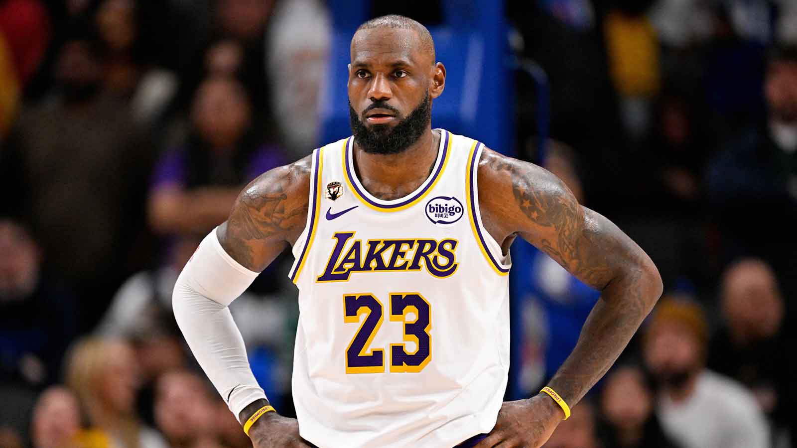Lakers’ LeBron James wipes away tears during epic Cavs tribute video