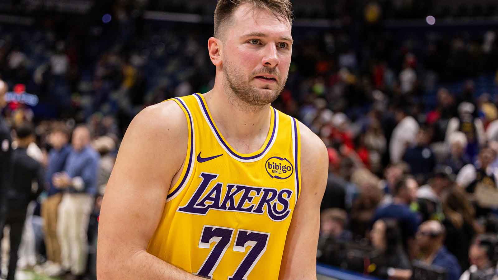 Lakers’ Luka Doncic makes insane trickshot before Lakers-Bucks tipoff