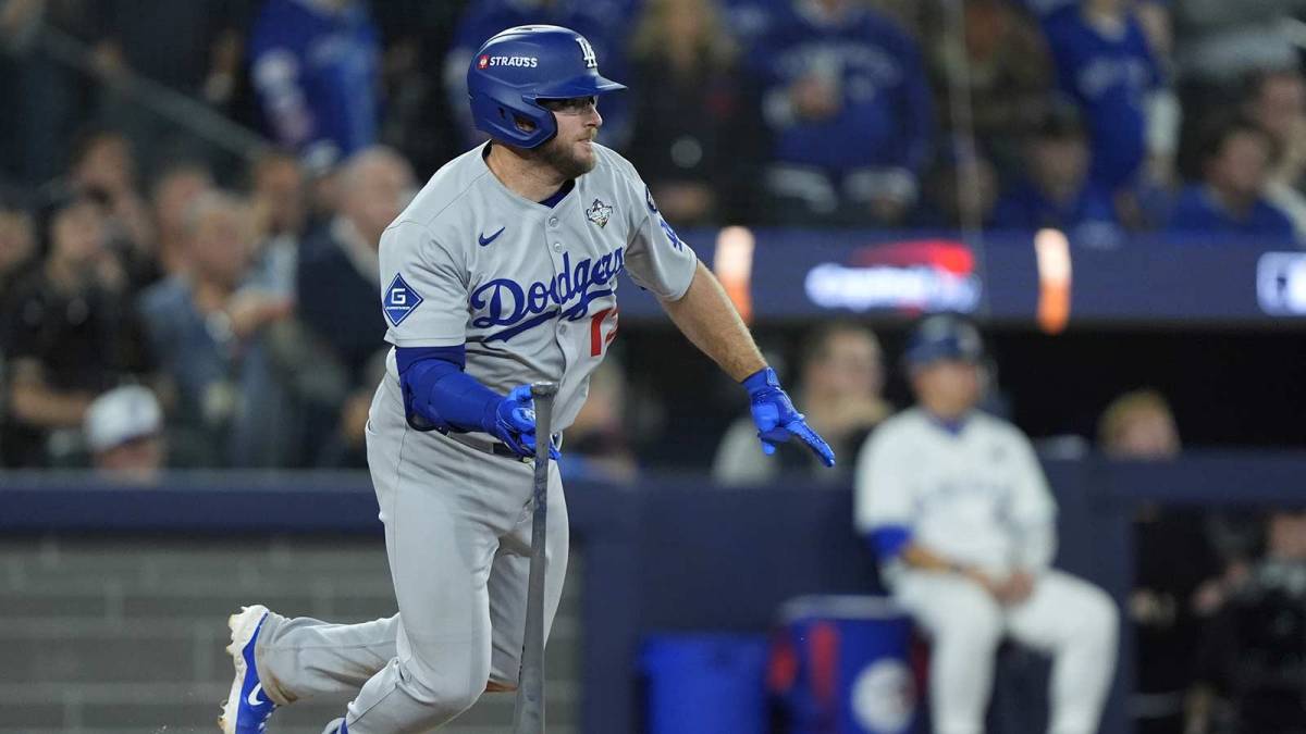 Los Angeles Dodgers third baseman Max Muncy (13) hits a single against the Toronto Blue Jays in the tenth inning during game seven of the 2025 MLB World Series at Rogers Centre.