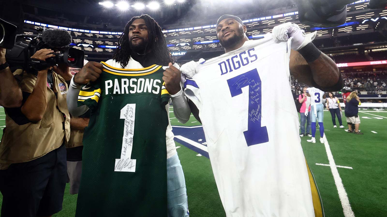 Packers DE Micah Parsons calls out Cowboys fan for disrespecting Trevon Diggs