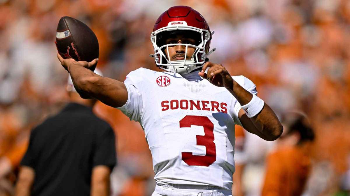 Oklahoma Sooners quarterback Michael Hawkins Jr. (3) warms up before the game against the Texas Longhorns at Cotton Bowl.