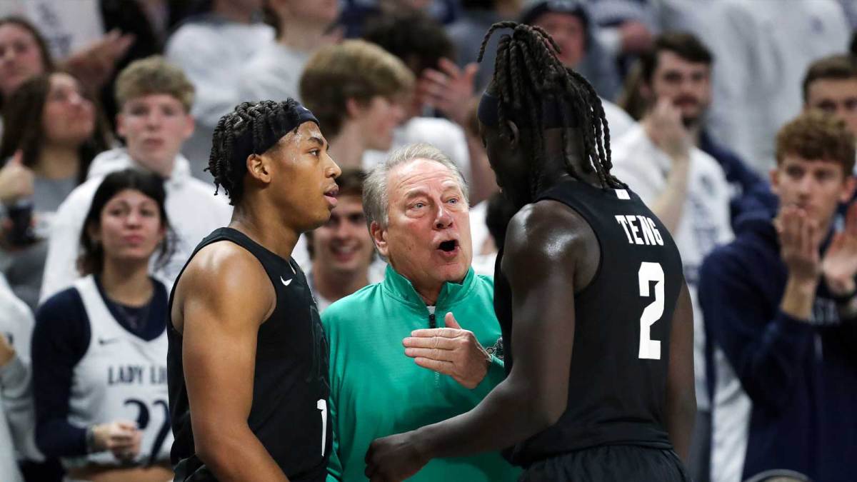 Michigan State Spartans head coach Tom Izzo talks with guard Jeremy Fears Jr (1) and guard Kur Teng (2) during the second half against the Penn State Nittany Lions at Bryce Jordan Center.