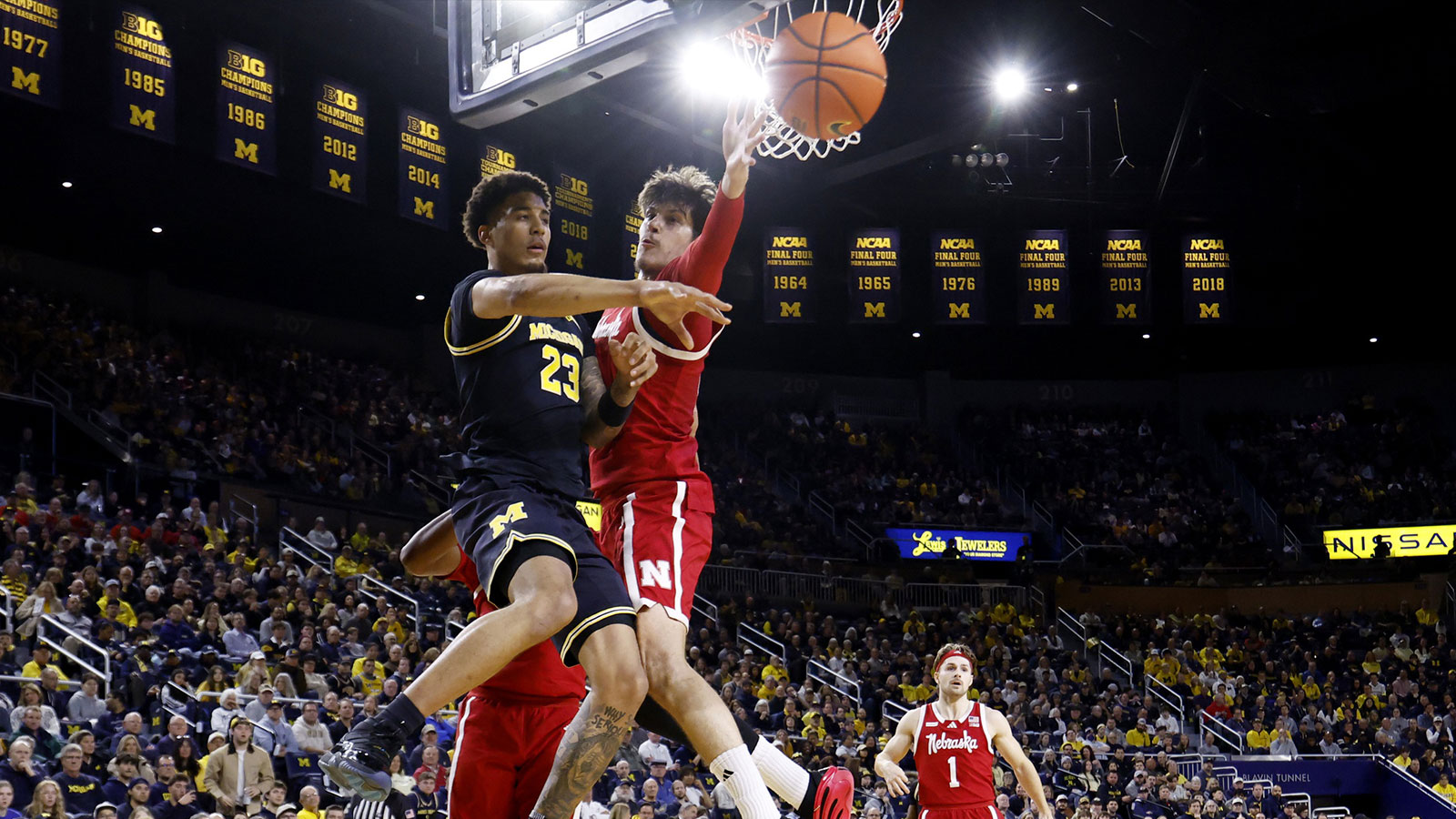 Michigan Wolverines forward Yaxel Lendeborg (23) passes in the first half an at Crisler Center.