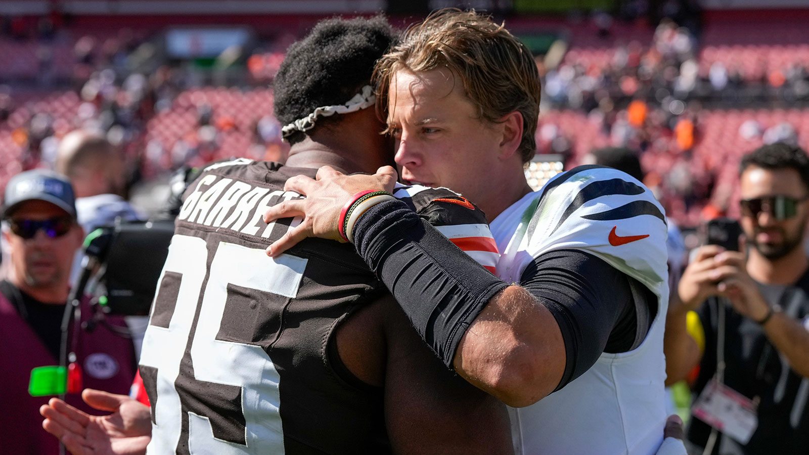 Browns’ Myles Garrett reveals surprisingly cordial relationship with Joe Burrow