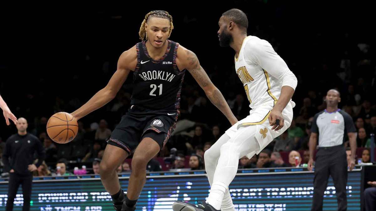 Brooklyn Nets forward Noah Clowney (21) drives to the basket against Boston Celtics guard Jaylen Brown (7) during the third quarter at Barclays Center.