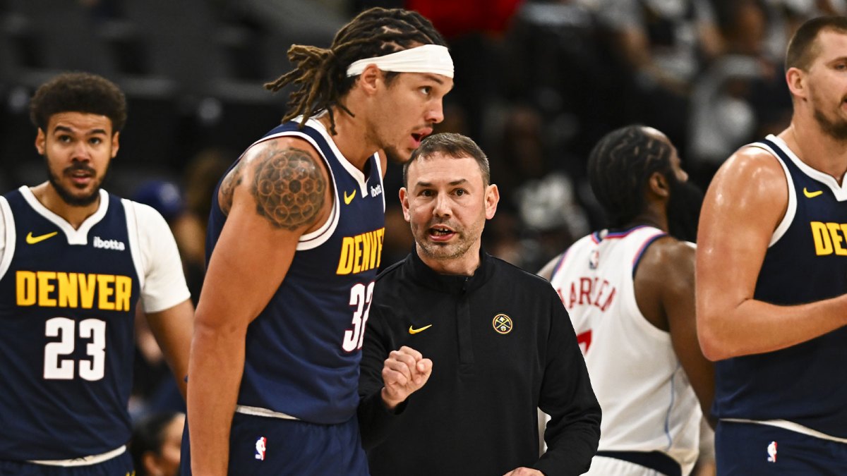 Nuggets Head Coach David Adelman talks with Denver Nuggets forward Aaron Gordon (32) against the Los Angeles Clippers during the second quarter at Intuit Dome