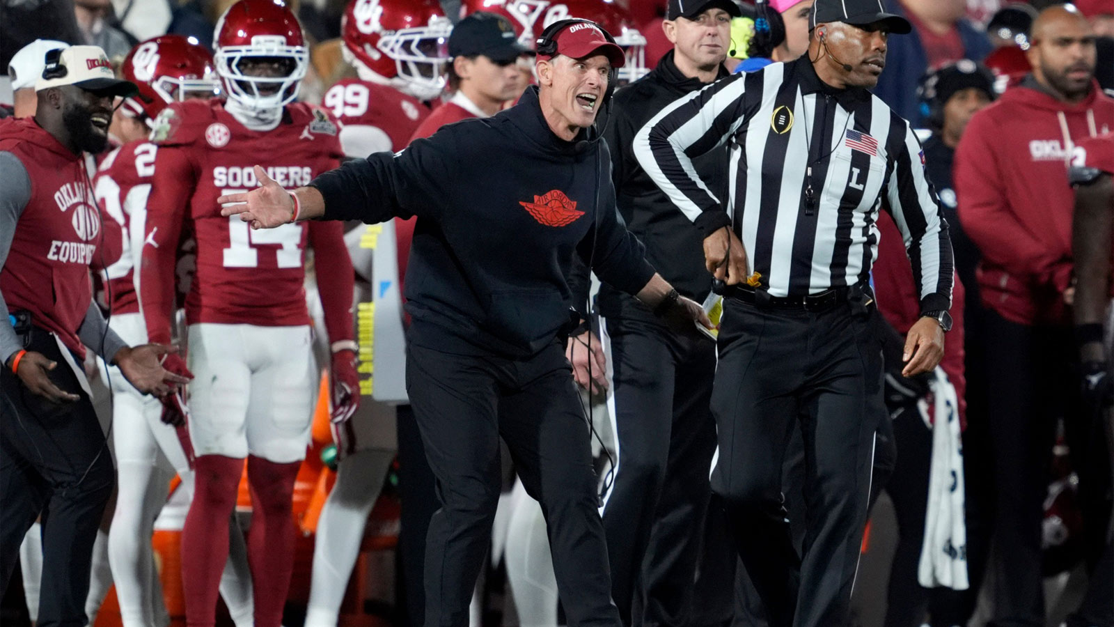 Oklahoma adding former Cowboys star as tight ends coach